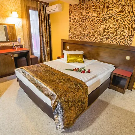 Отель Eleganza Family - Free Parking