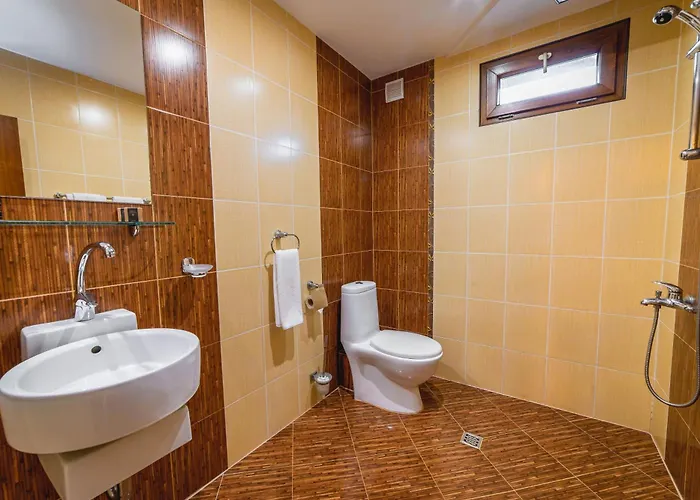 Хотел Eleganza Family - Free Parking 2*